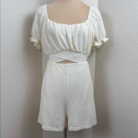 Very J Light Yellow Textured Romper Size Large NWOT - Picture 3 of 8